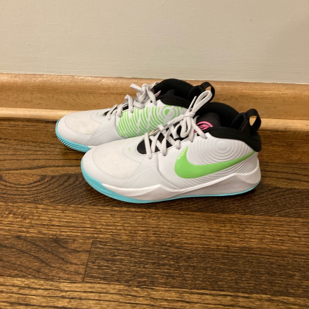 Nike team hustle boys kids sneakers size 5.5Y